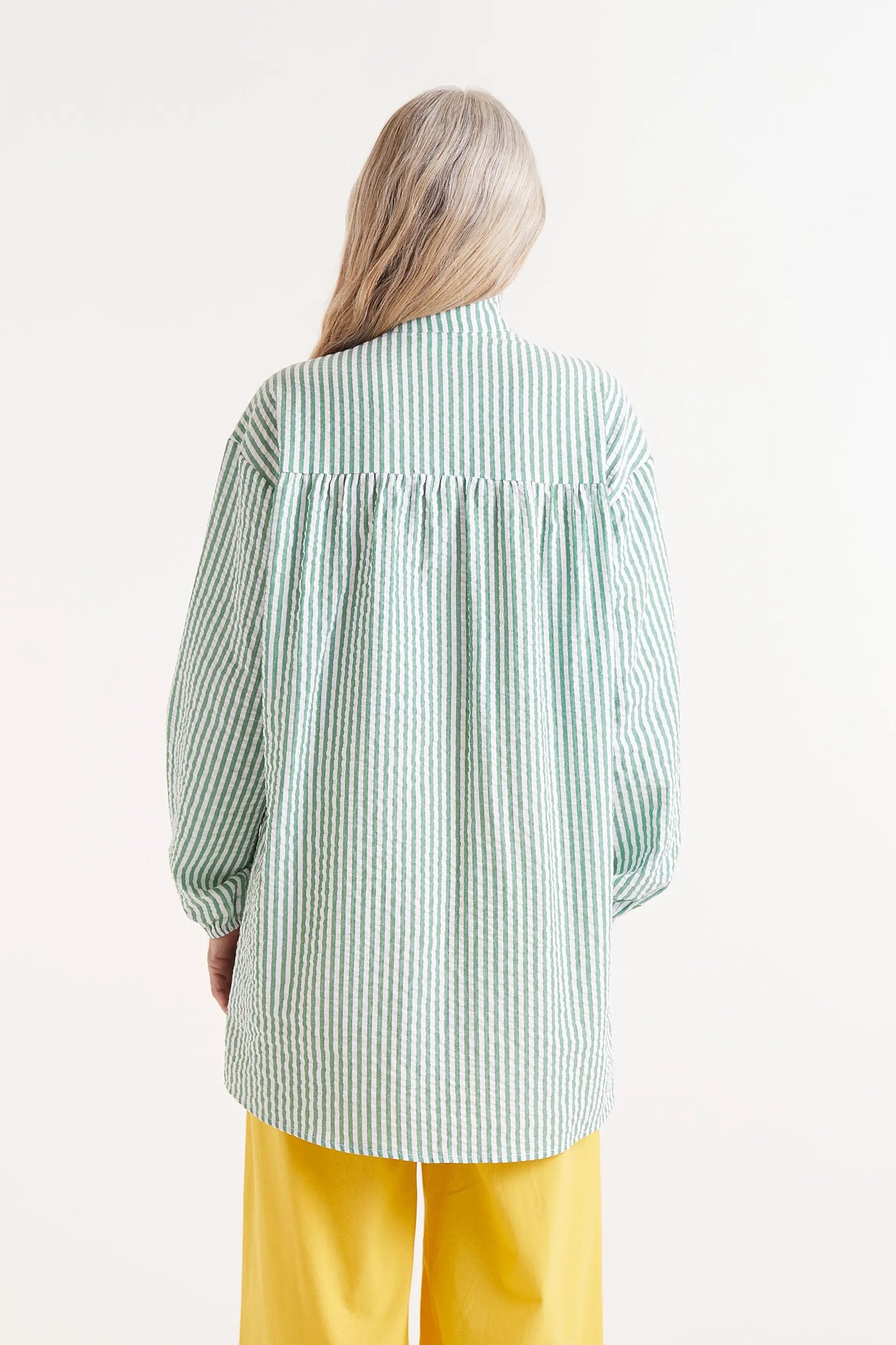 Camicia oversize allacciata con stampa a righe verdi