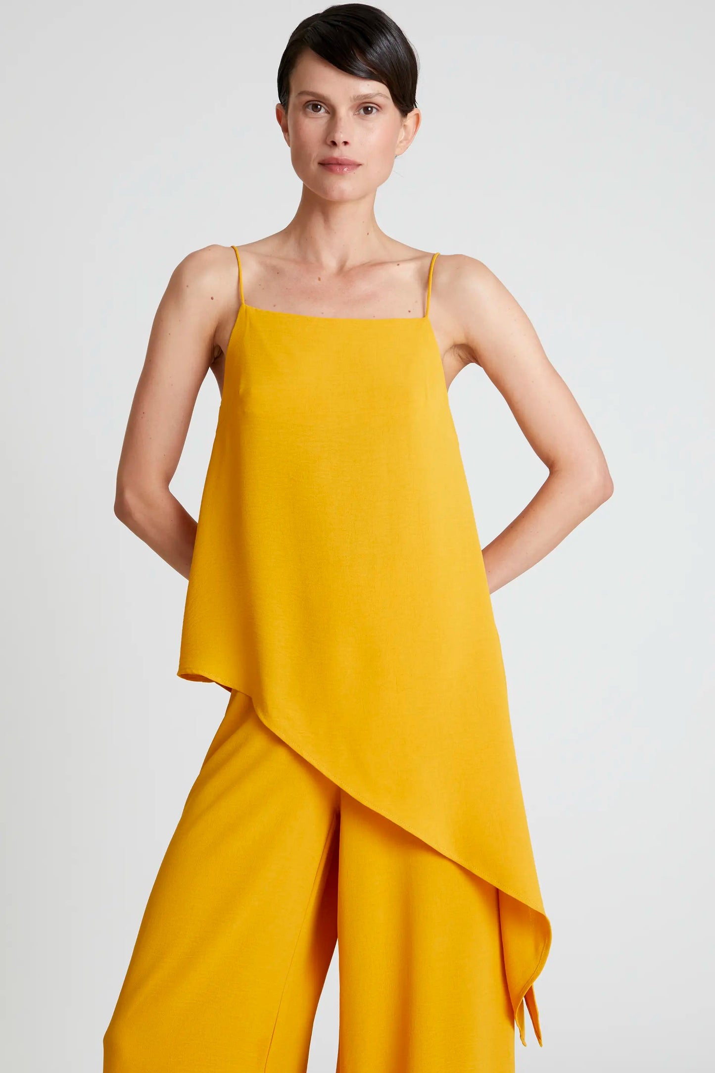 Top asimmetrico con spalline giallo