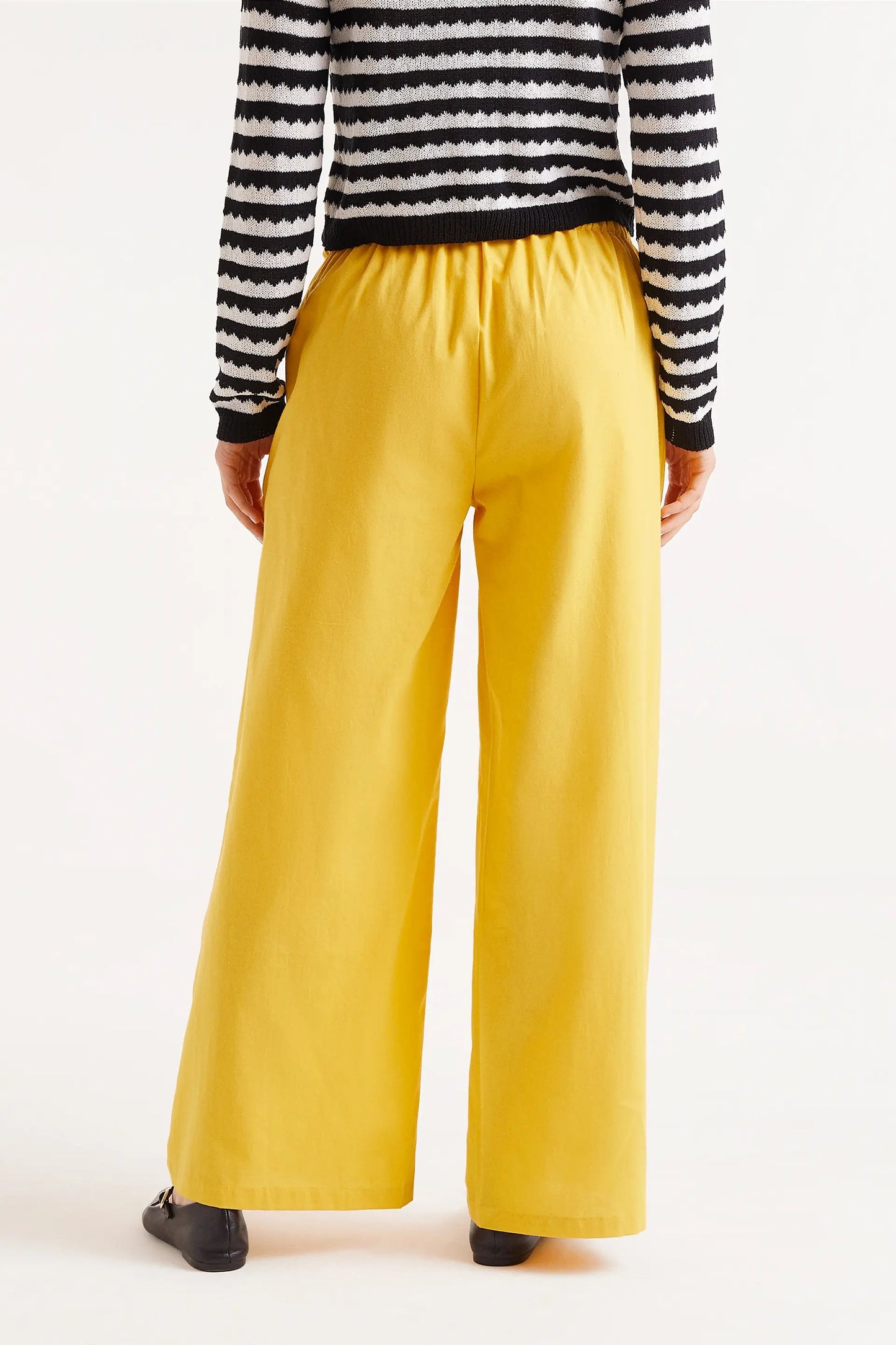 Pantaloni dritti con bottoni gialli