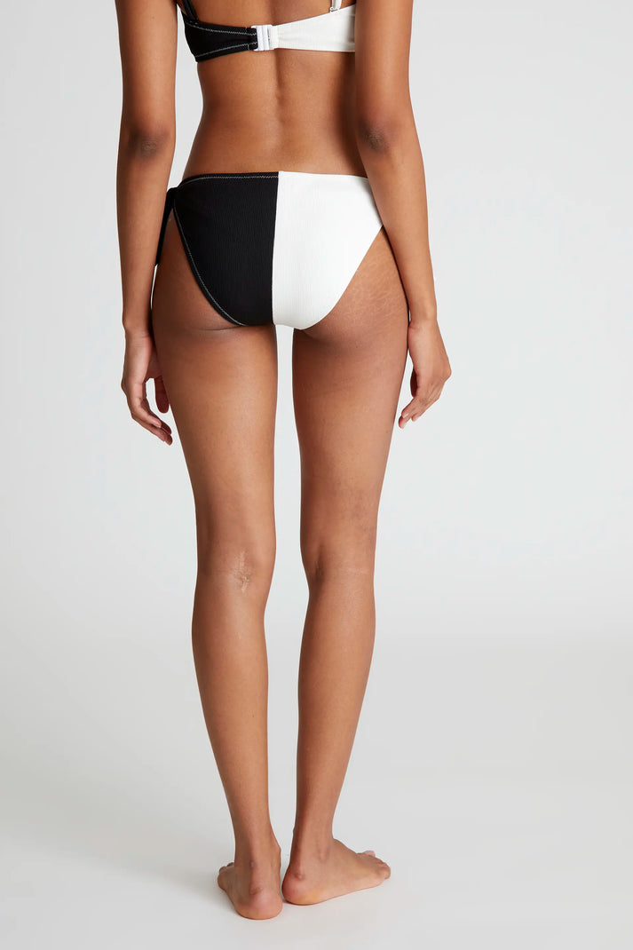 Slip bikini allacciato bicolore nero
