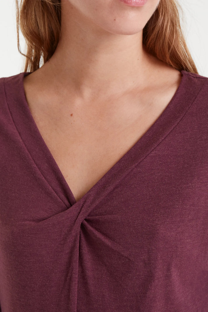 T-shirt annodata di melanzane