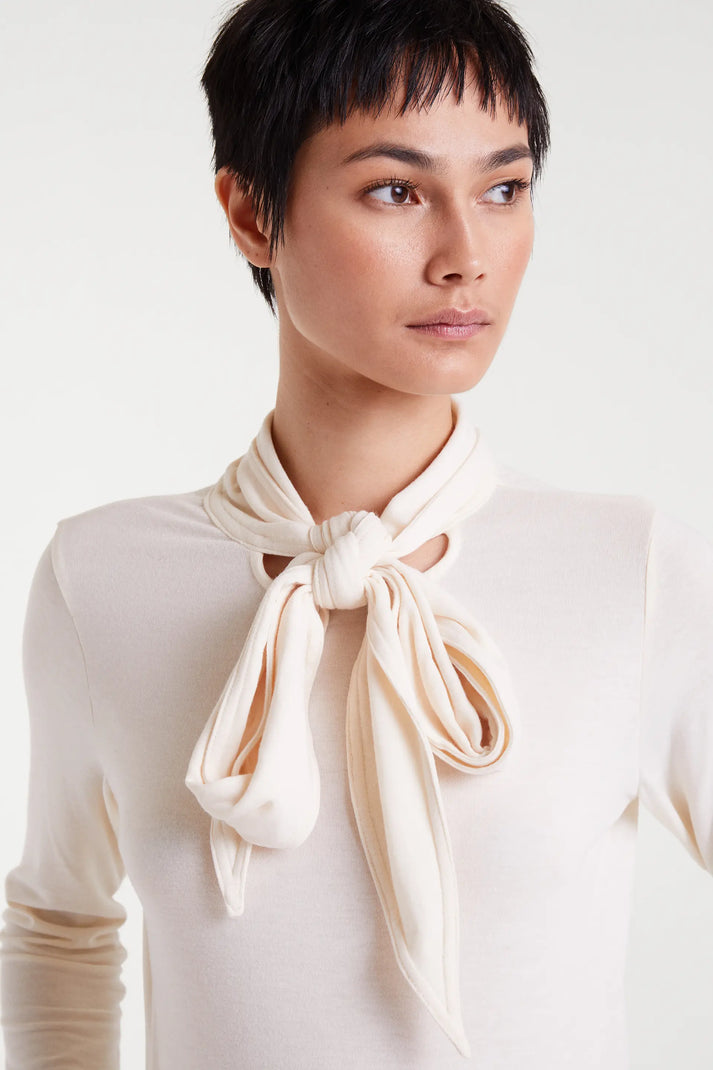 Maglietta bianca a maniche lunghe con lacci