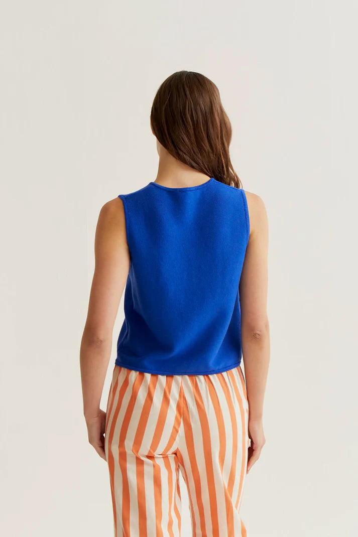 Top in maglia blu con bottoni rotondi