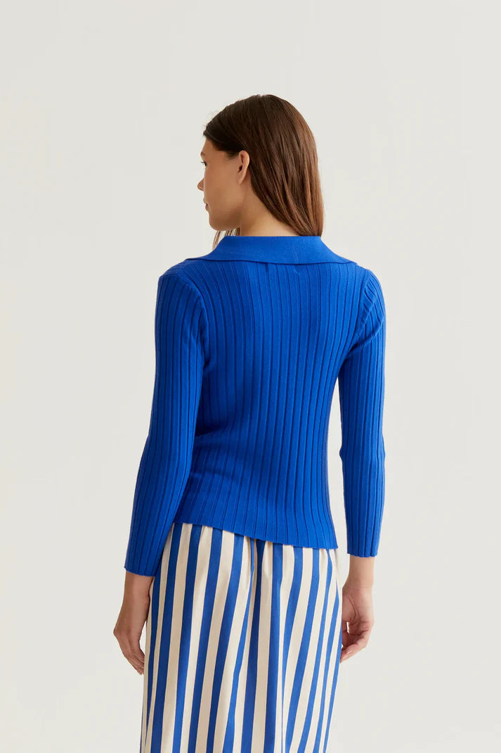 Maglione blu lavorato a maglia