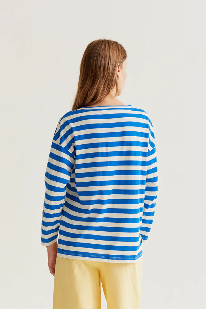 T-shirt con stampa a righe blu con ricamo a cuore