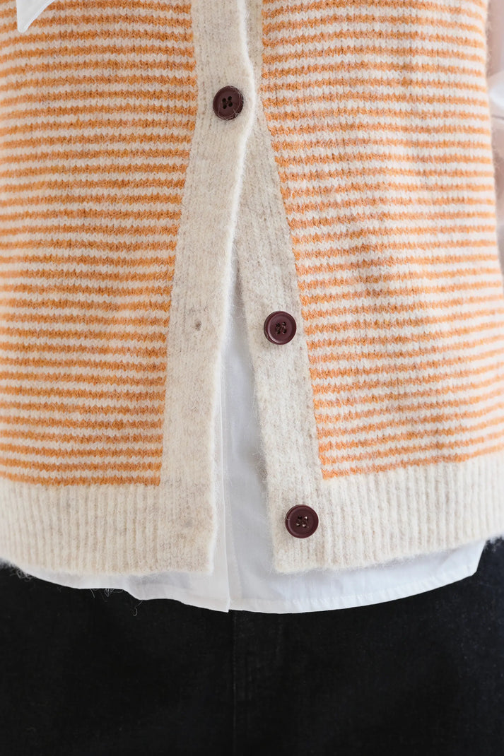 Gilet in maglia con stampa a righe arancioni e bianche