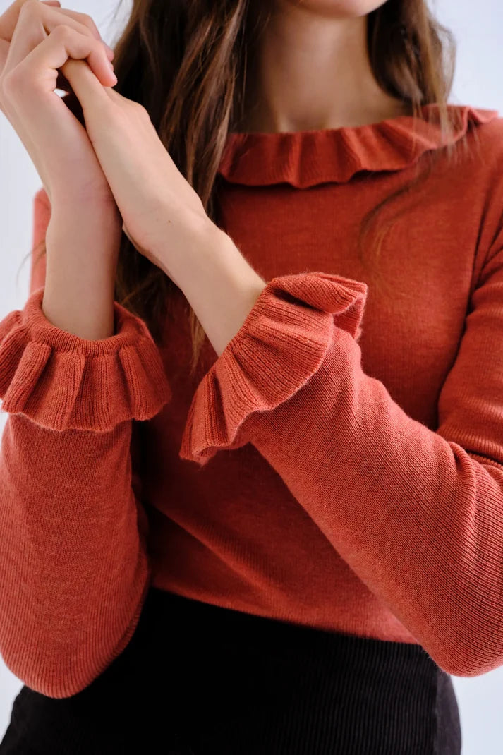 Top con volant in maglia ruggine