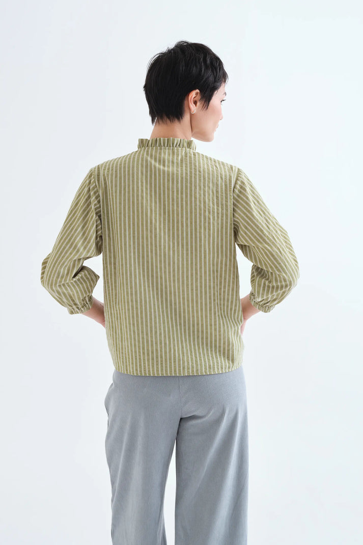 Camicia a righe verde chiaro con dettaglio a balze