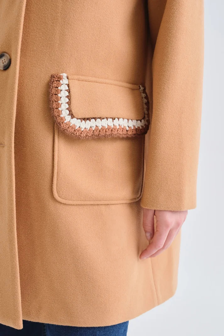 Cappotto cammello con dettagli ricamati