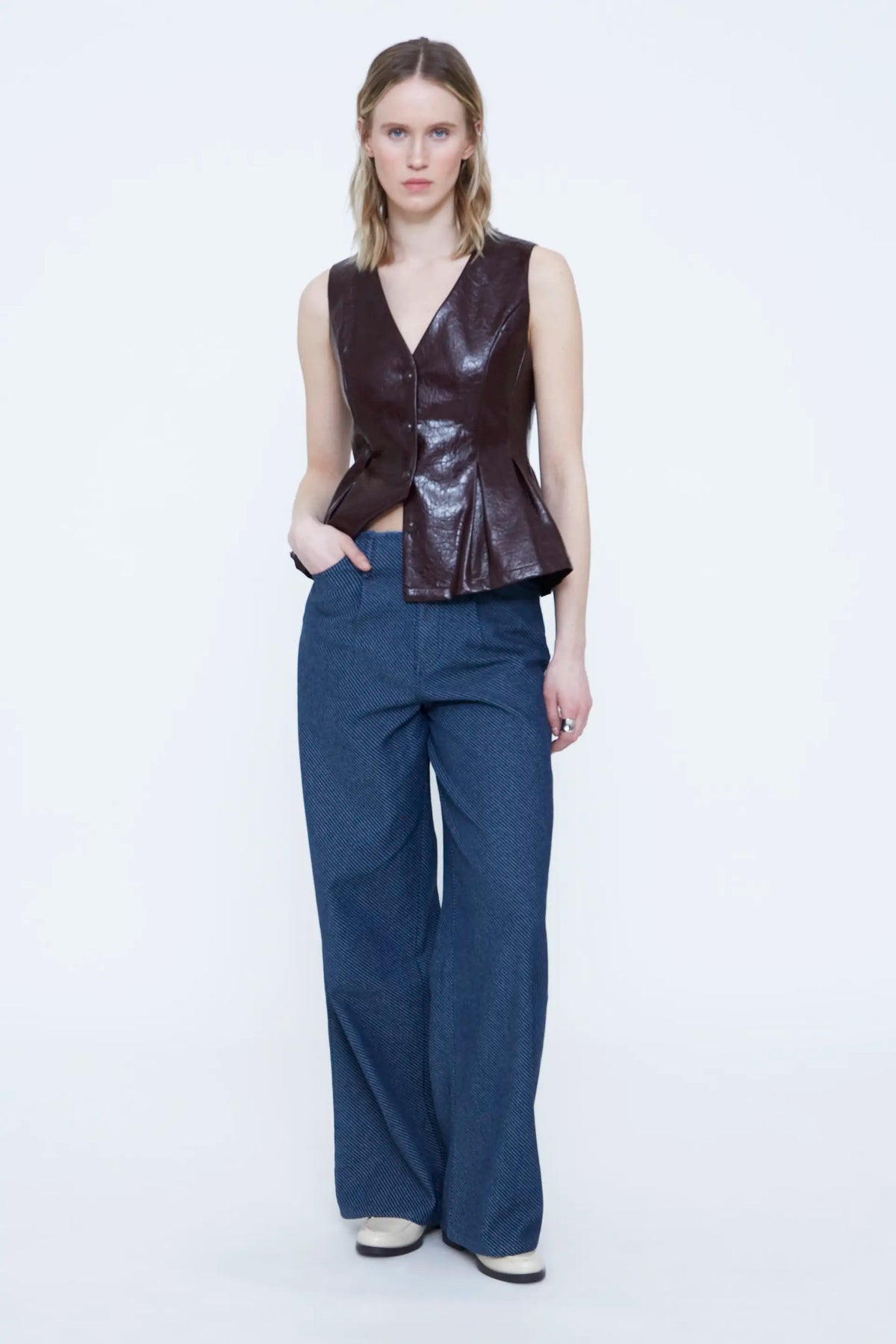 Jeans in denim blu navy con dettagli sfilacciati