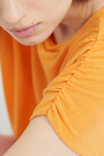 Carica l&#39;immagine nel visualizzatore di Gallery, Top a maniche corte drappeggiato arancione
