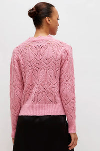 Maglione rosa lavorato a maglia traforata