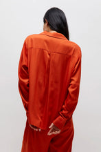 Carica l&#39;immagine nel visualizzatore di Gallery, Camicia fluida in raso arancione
