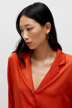 Carica l&#39;immagine nel visualizzatore di Gallery, Camicia fluida in raso arancione
