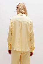 Carica l&#39;immagine nel visualizzatore di Gallery, Camicia fluida in raso giallo

