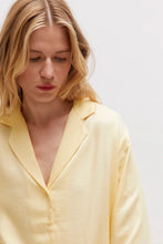 Carica l&#39;immagine nel visualizzatore di Gallery, Camicia fluida in raso giallo
