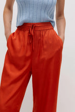 Carica l&#39;immagine nel visualizzatore di Gallery, Pantaloni fluidi in raso arancione

