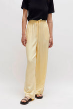 Carica l&#39;immagine nel visualizzatore di Gallery, Pantaloni fluidi in raso giallo
