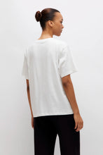 Carica l&#39;immagine nel visualizzatore di Gallery, T-shirt bianca con stampa floreale
