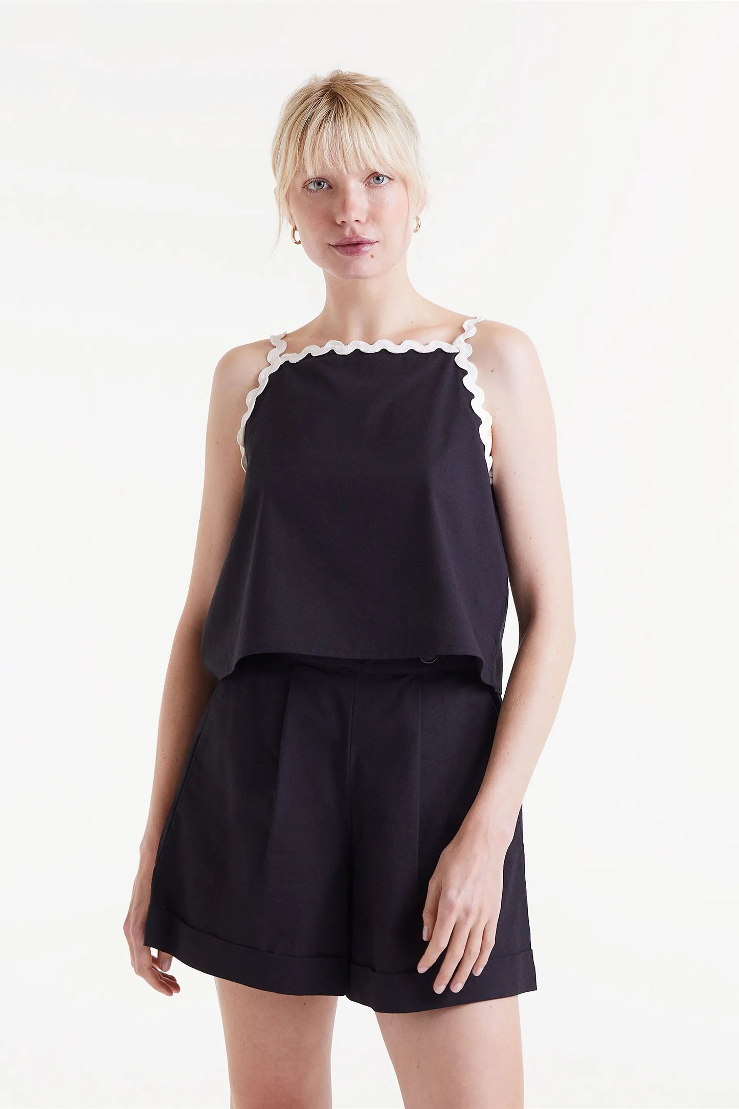 Top con spalline bianche