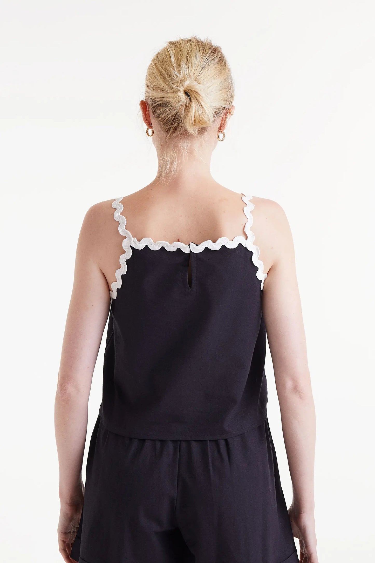 Top con spalline bianche