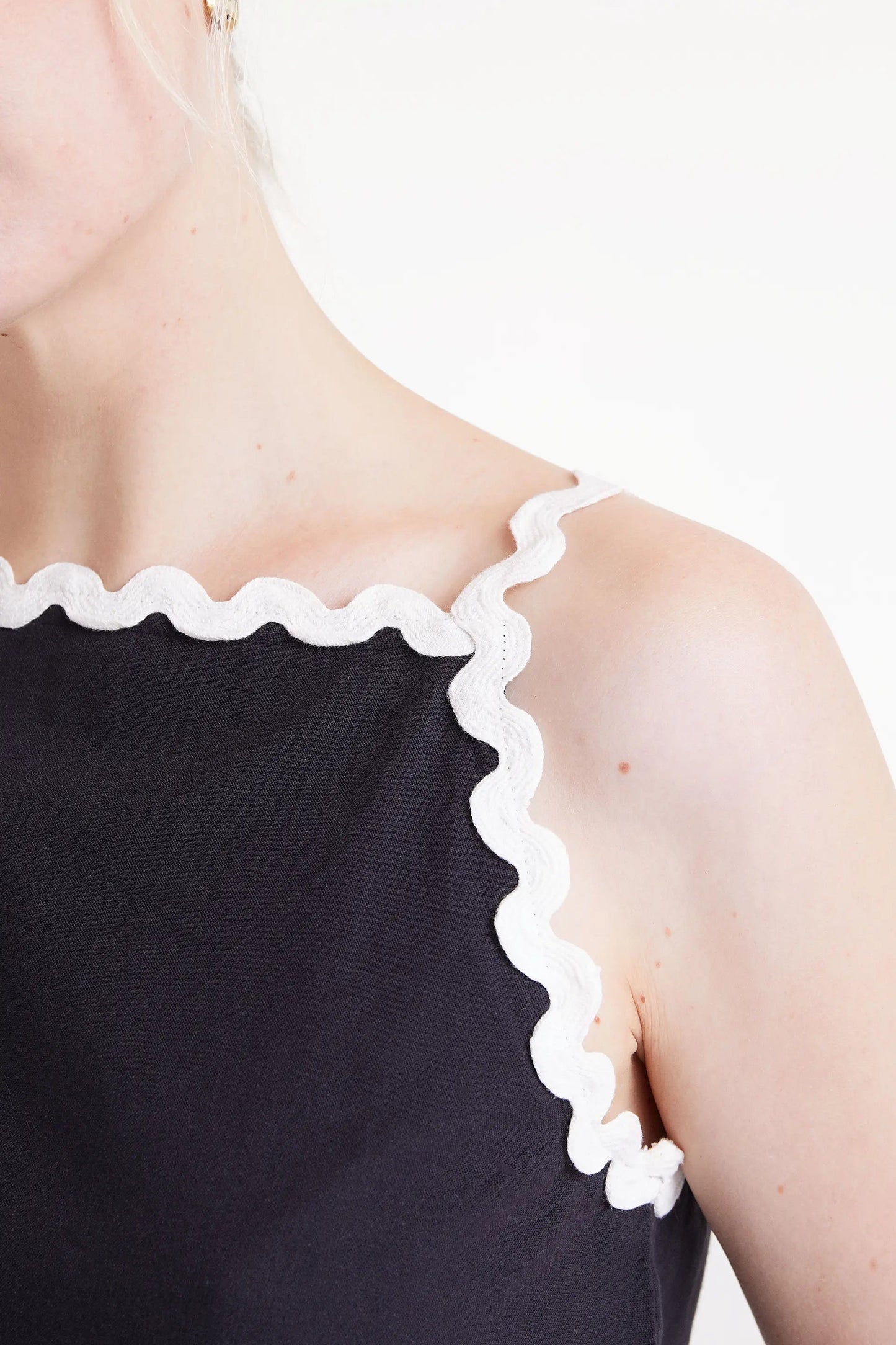 Top con spalline bianche