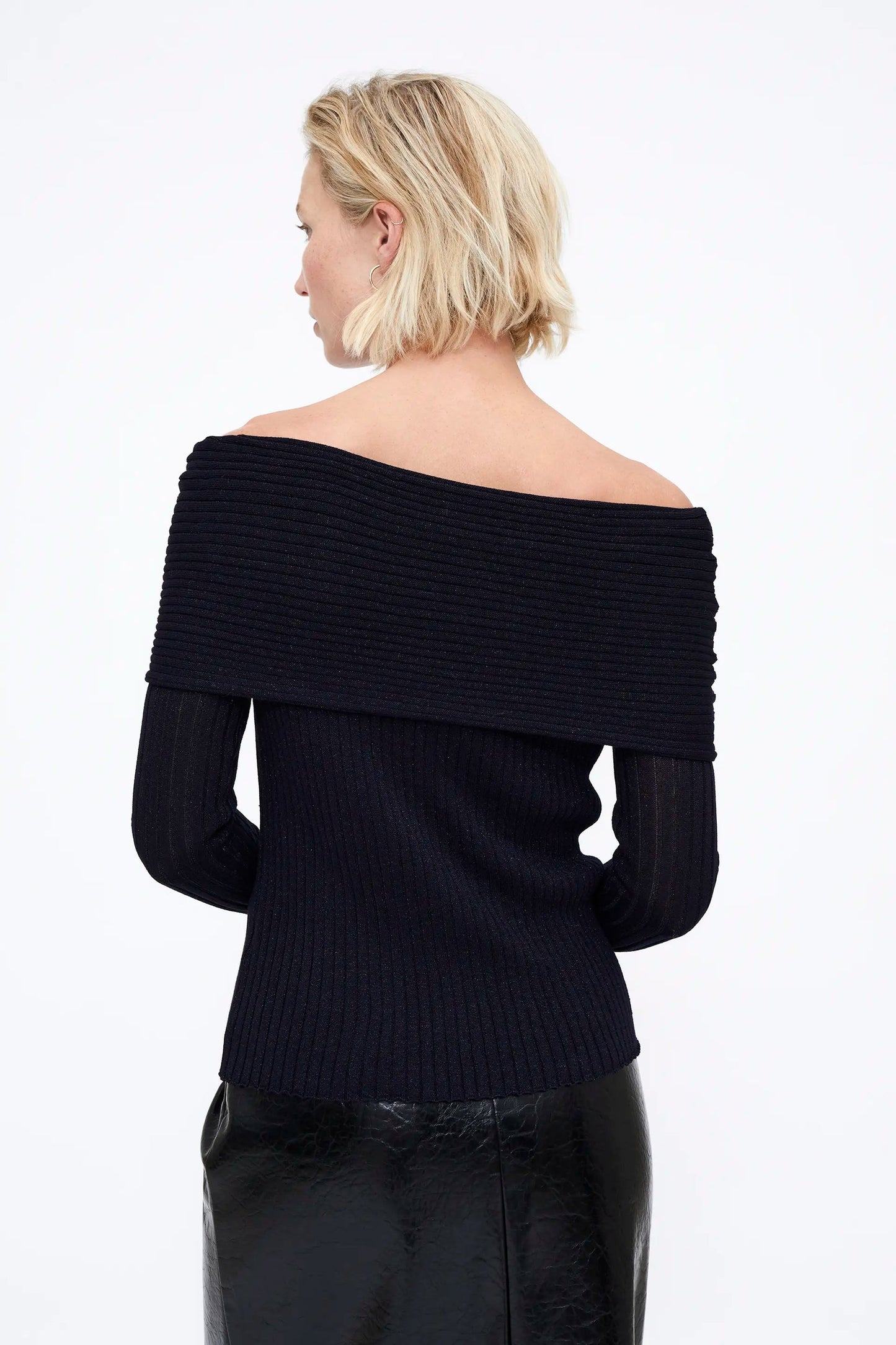 Top in maglia a coste con collo a barchetta