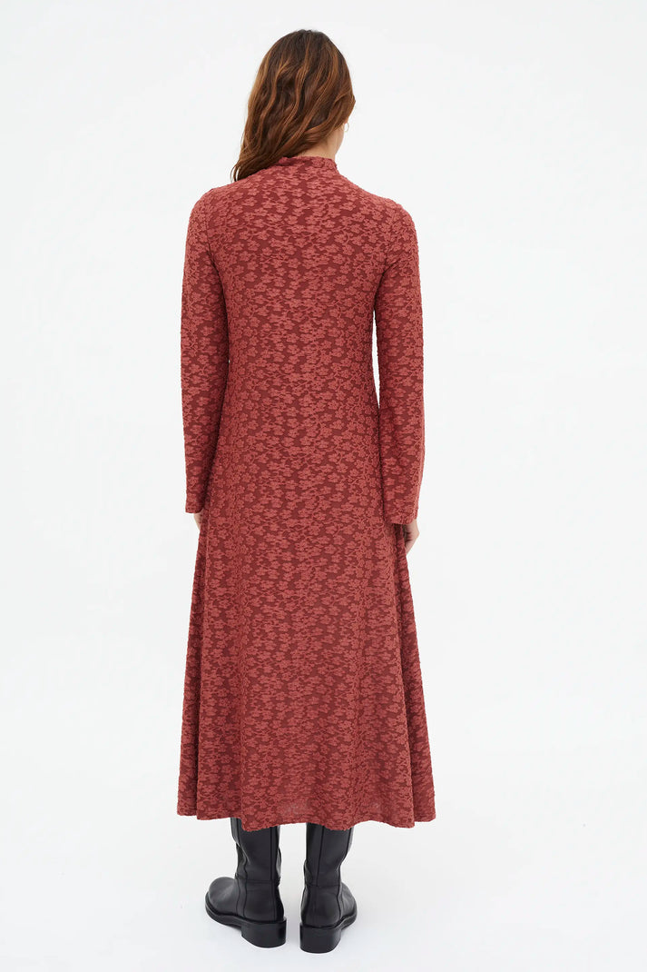 Abito lungo con pizzo floreale marrone