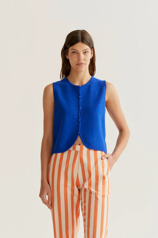 Top in maglia blu con bottoni rotondi