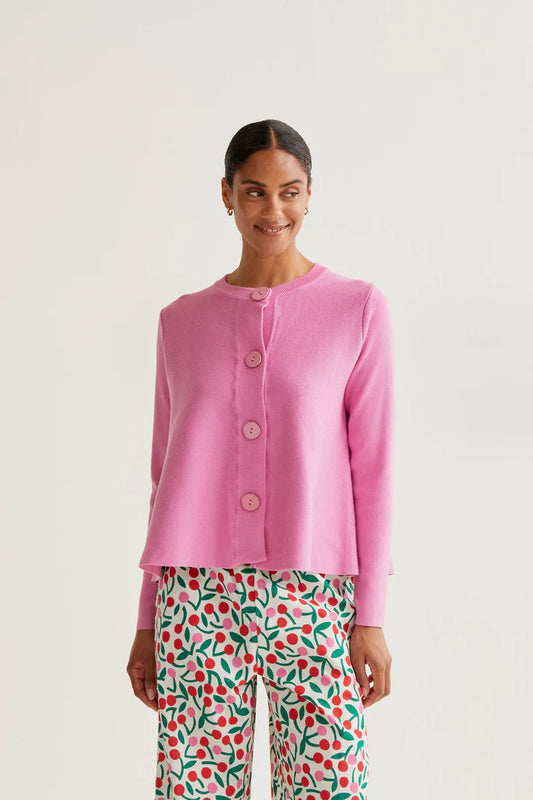 Cardigan rosa con bottoni