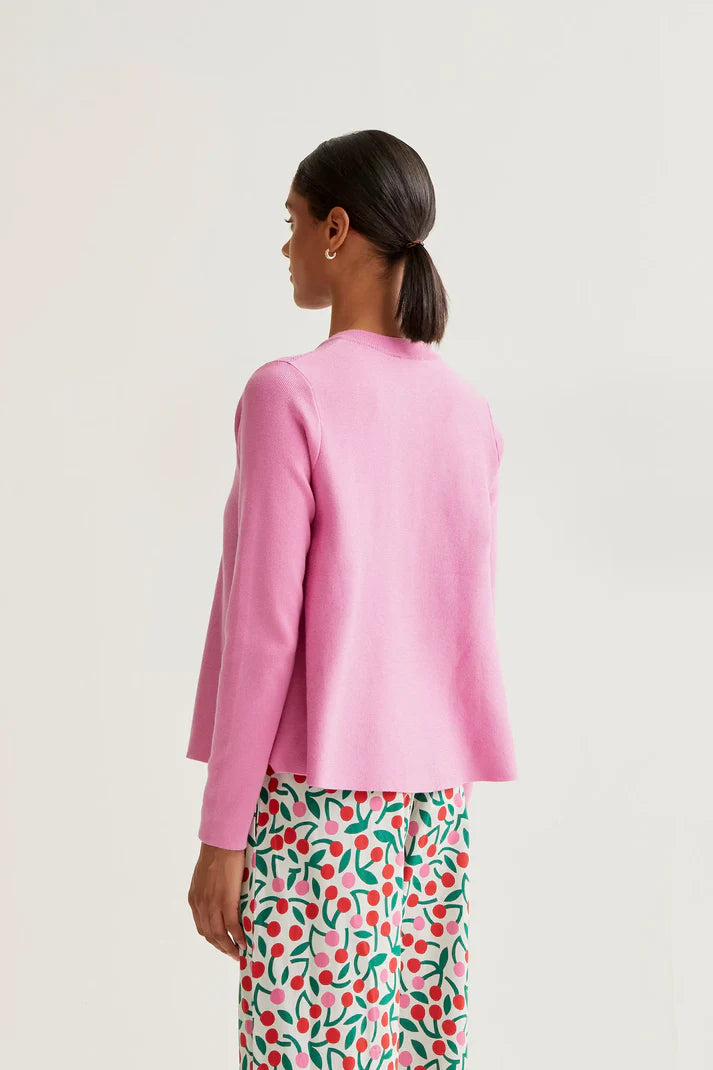 Cardigan rosa con bottoni