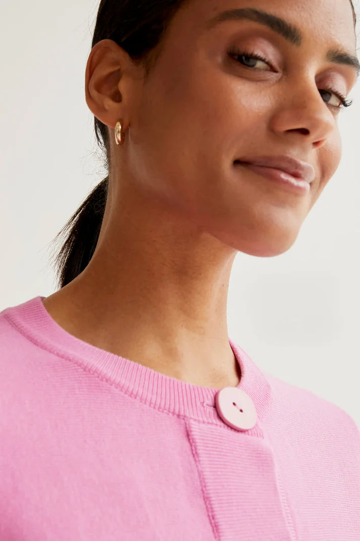 Cardigan rosa con bottoni