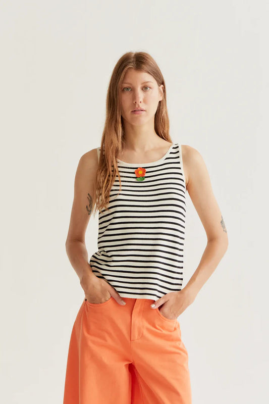 Top a righe bianche e nere con ricamo floreale
