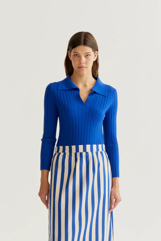 Maglione blu lavorato a maglia