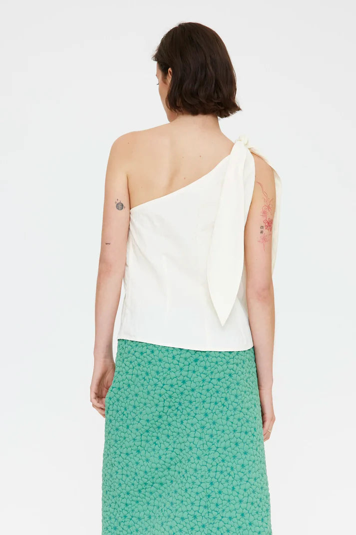 Top bianco con taglio asimmetrico