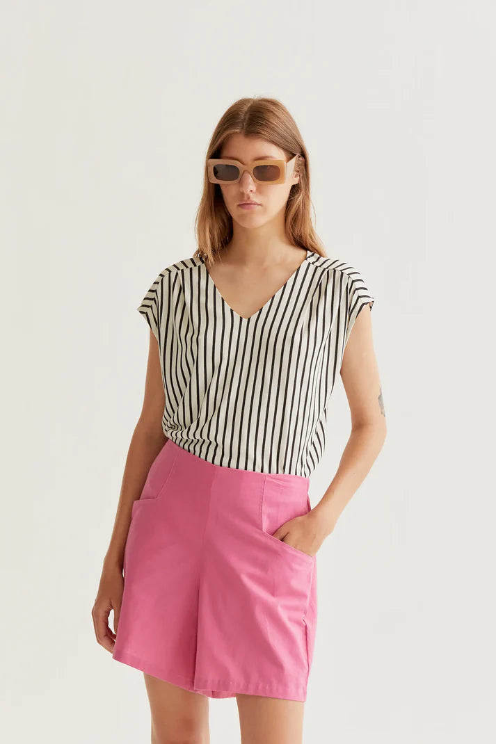 T-shirt con stampa a righe nere