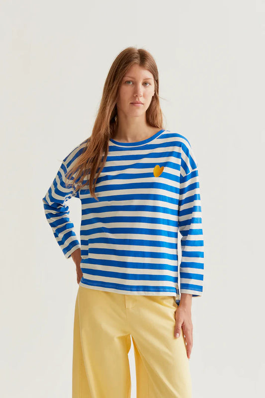 T-shirt con stampa a righe blu con ricamo a cuore