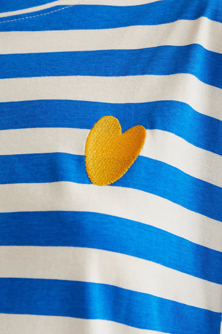 T-shirt con stampa a righe blu con ricamo a cuore