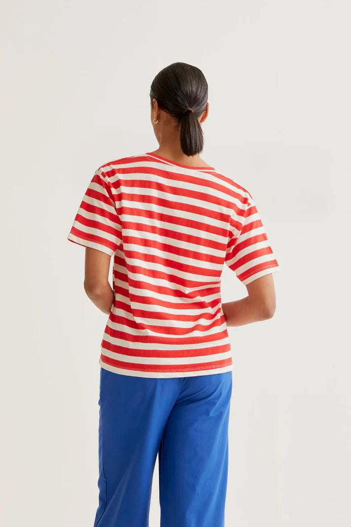 T-shirt con stampa a righe rosse con ricamo a cuore