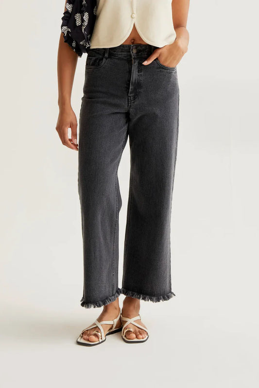 Jeans neri con orlo raw-cut