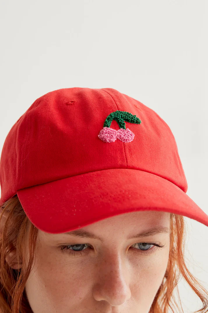 Berretto nero con ricamo ciliegie