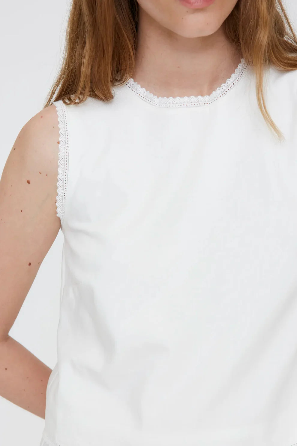 Top bianco con pizzo