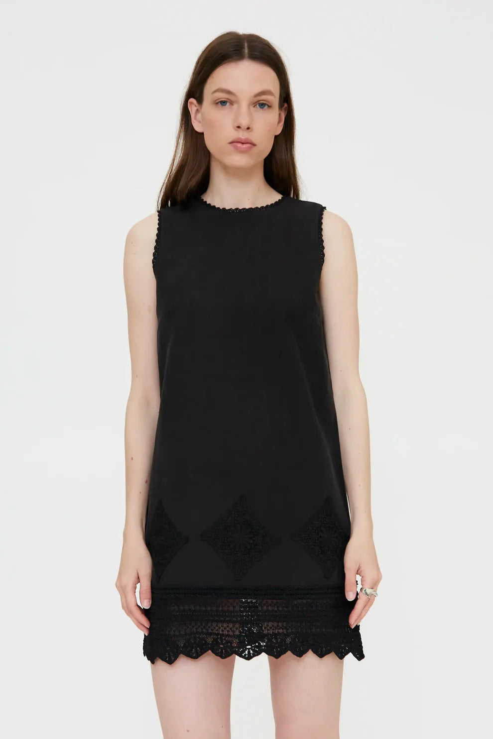 Abito corto nero con pizzo