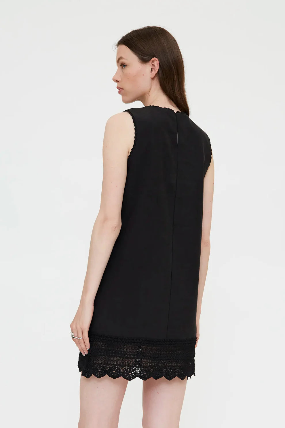 Abito corto nero con pizzo