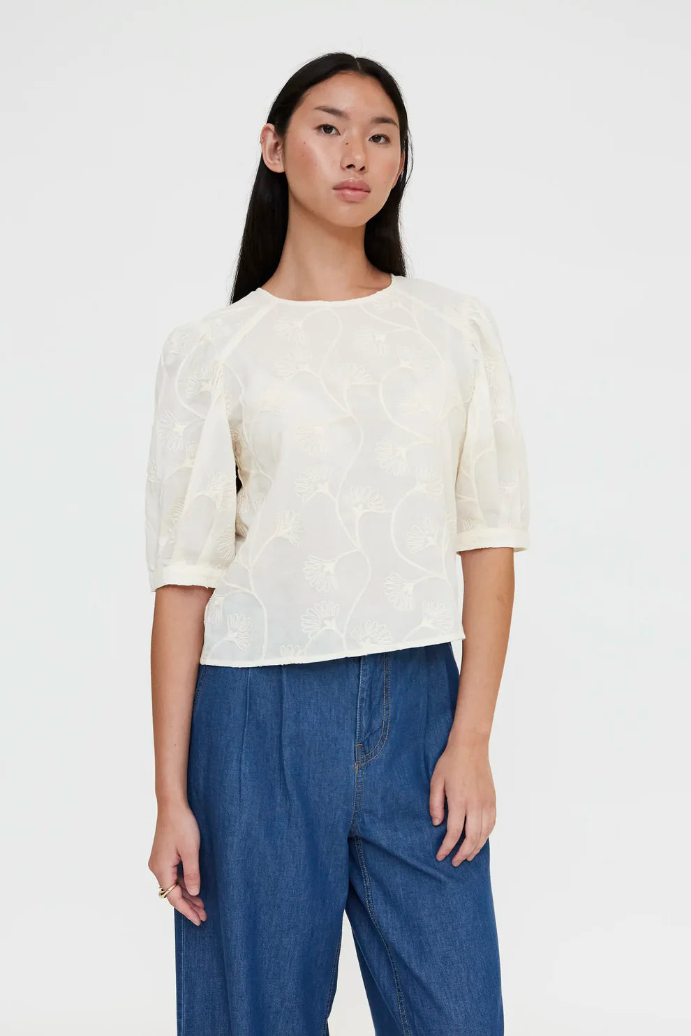Top 100% cotone bianco sporco con ricamo floreale
