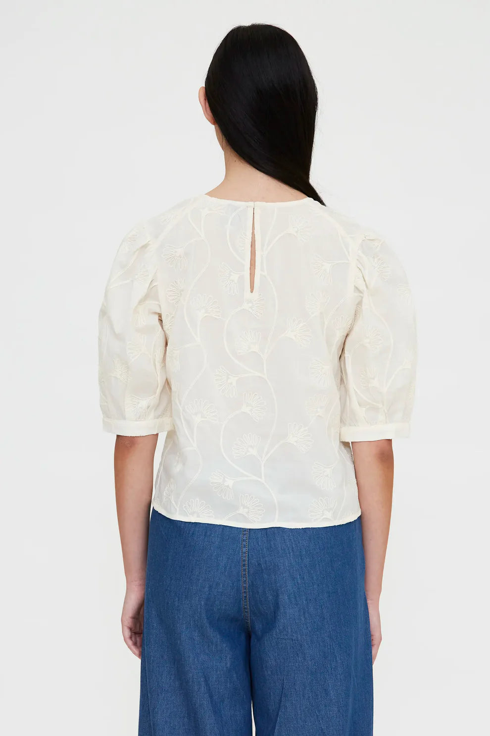 Top 100% cotone bianco sporco con ricamo floreale