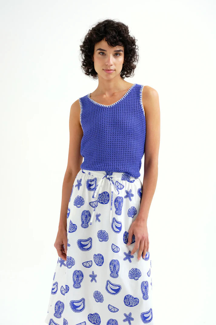 Top in maglia traforata blu con dettagli ricamati in bianco