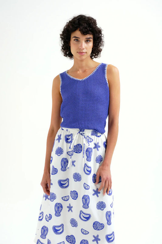 Top in maglia traforata blu con dettagli ricamati in bianco