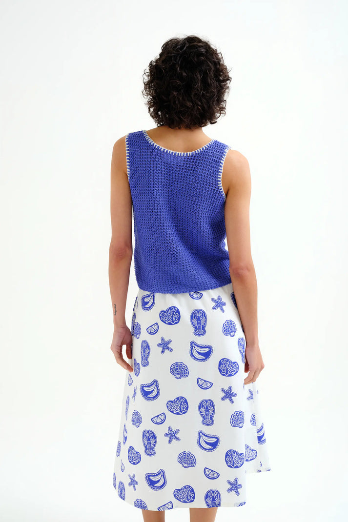 Top in maglia traforata blu con dettagli ricamati in bianco
