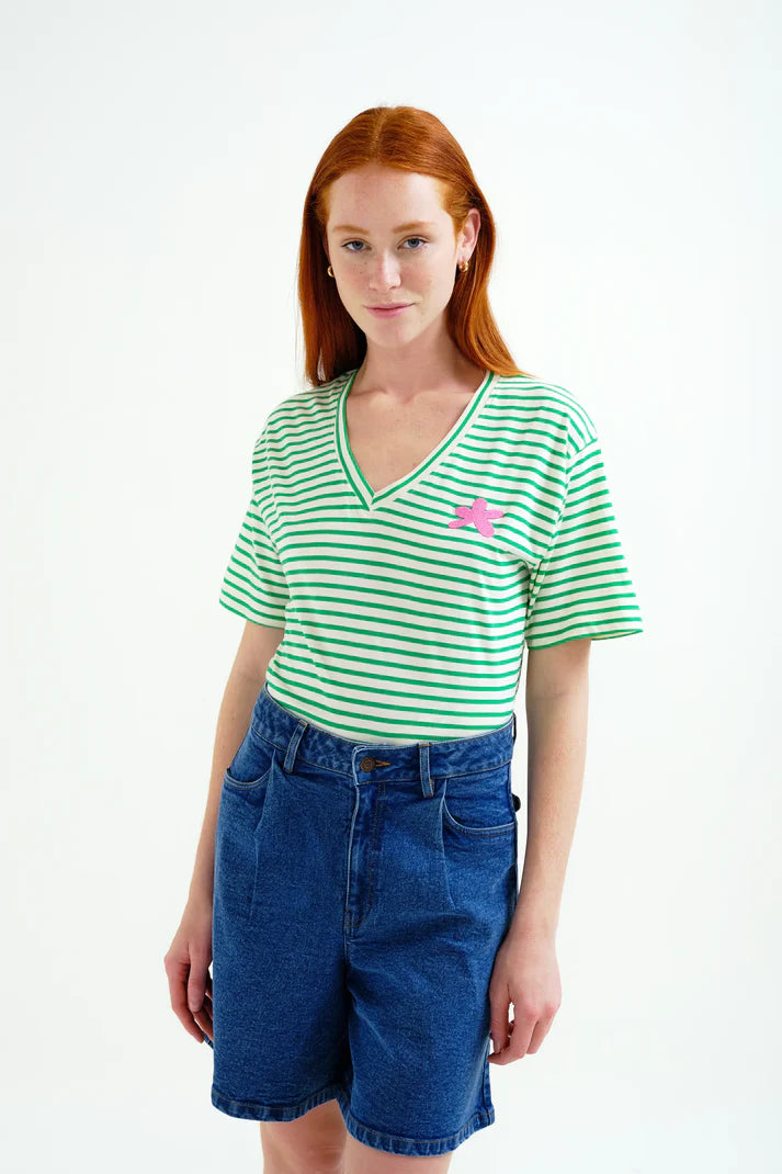 T-shirt con stampa a righe bianche e verde